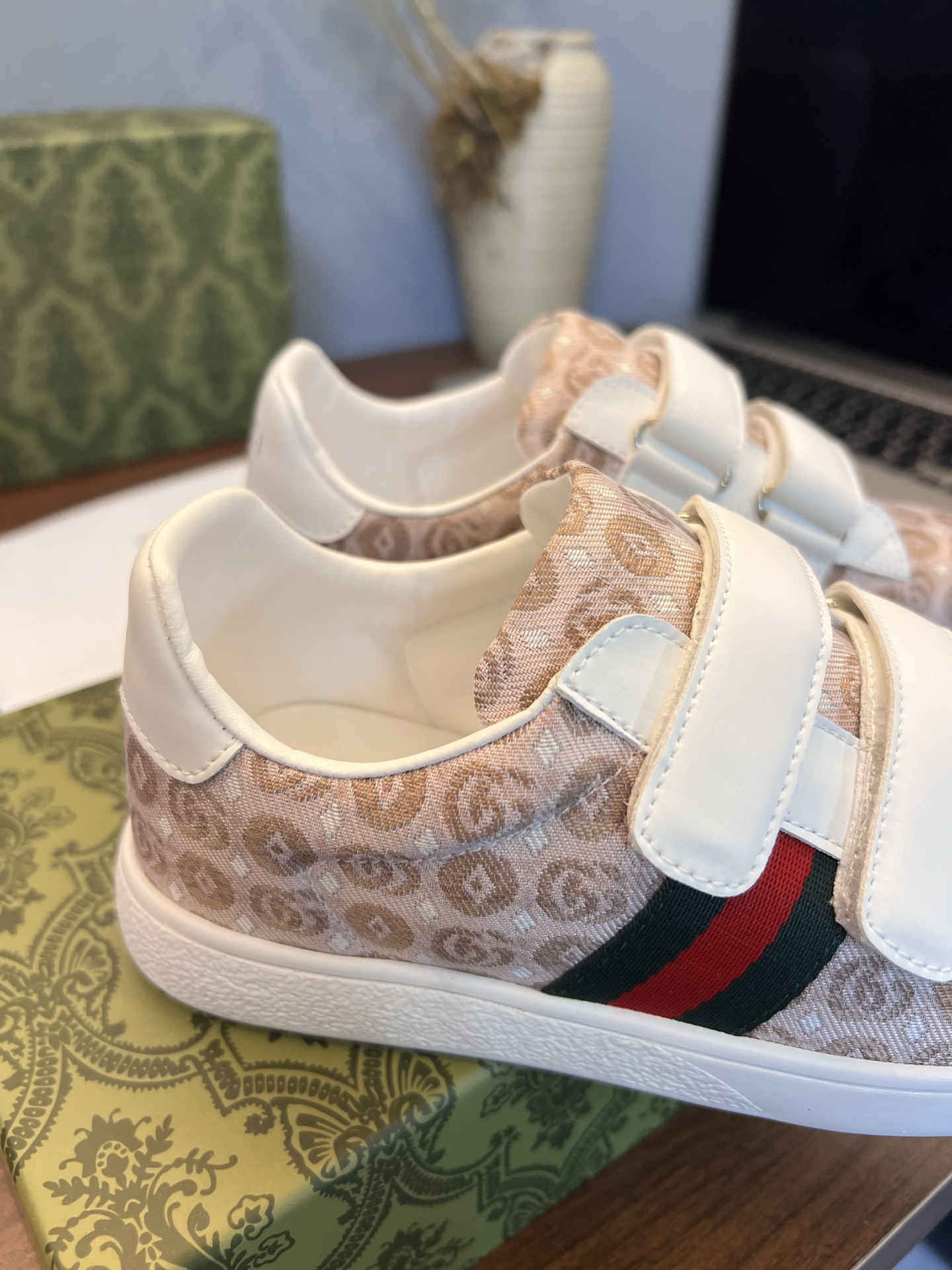 Children's shoes child